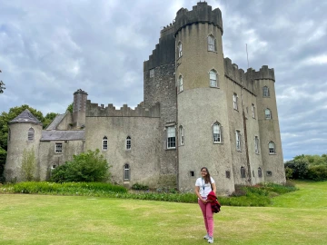 Tasmia in front of a castle
