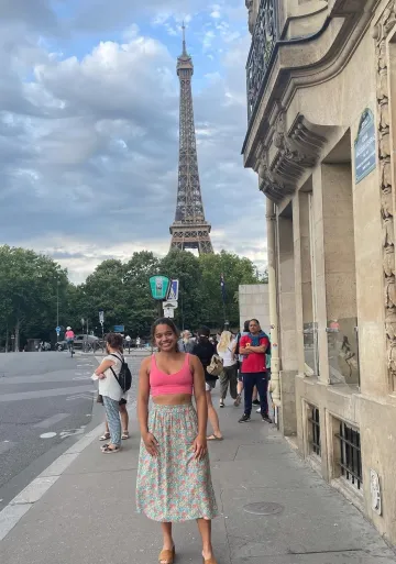 Anna in front of the Eiffel Tower